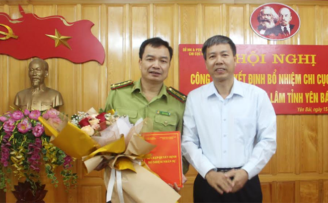 Giám đốc Sở Nông nghiệp và Phát triển nông thôn trao Quyết định bổ nhiệm của Chủ tịch UBND tỉnh cho ông Kiều Tư Giang.