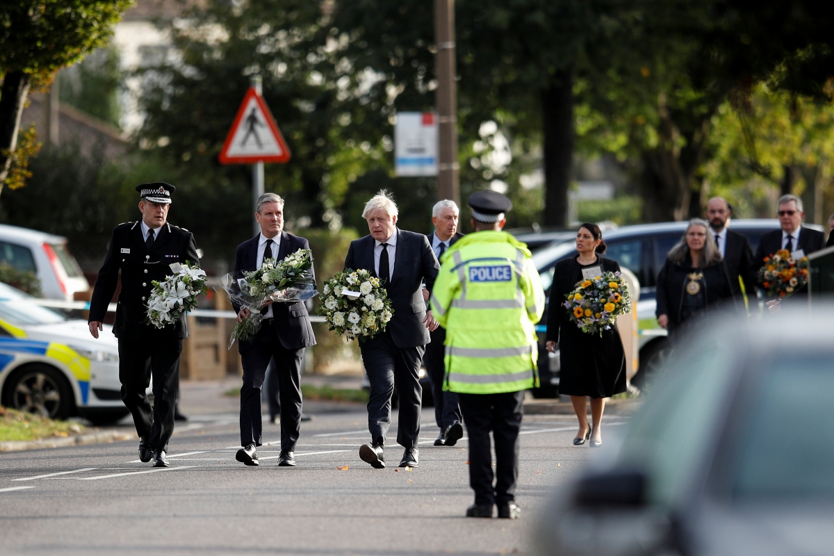 Thủ tướng Anh Boris Johnson hôm nay (16/10) đã đến thăm và đặt hoa tưởng nhớ tại nhà thờ nơi nghị sĩ đảng Bảo thủ David Amess đã bị sát hại bằng dao một ngày trước đó. Ảnh: Reuters