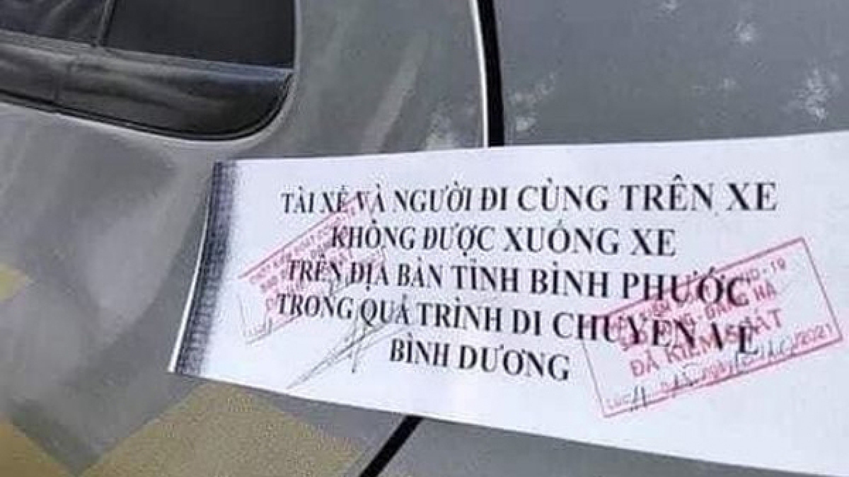 Hình ảnh cửa xe bị niêm phong được người dân chia sẻ trên mạng xã hội.