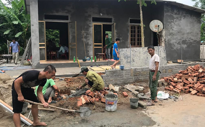 Nhân dân xã Việt Thành hỗ trợ làm nhà ở cho gia đình người có công với cách mạng.