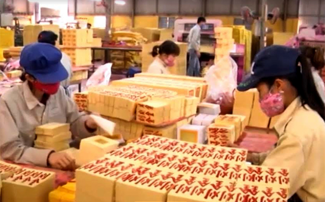 Công nhân Công ty cổ phần Lâm, nông sản thực phẩm Yên Bái gia công vàng mã xuất khẩu.