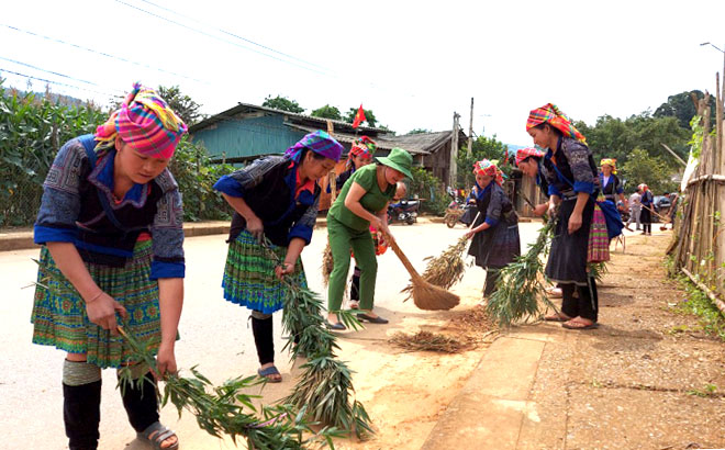 Hội viên Hội Phụ nữ xã Púng Luông, huyện Mù Cang Chải tham gia giữ gìn vệ sinh môi trường. (Ảnh: Thu Hạnh)