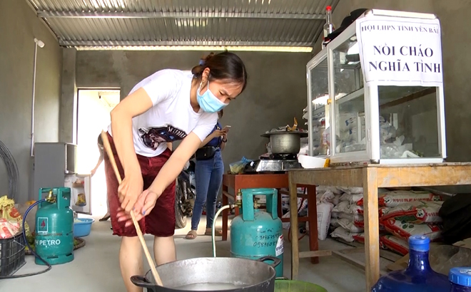 Gia đình bà Phùng Thị Thơm, thôn Tiền Phong, xã Minh Quân dùng 1 gian nhà của mình làm chỗ nấu ăn miễn phí cho những người từ vùng dịch qua địa bàn.