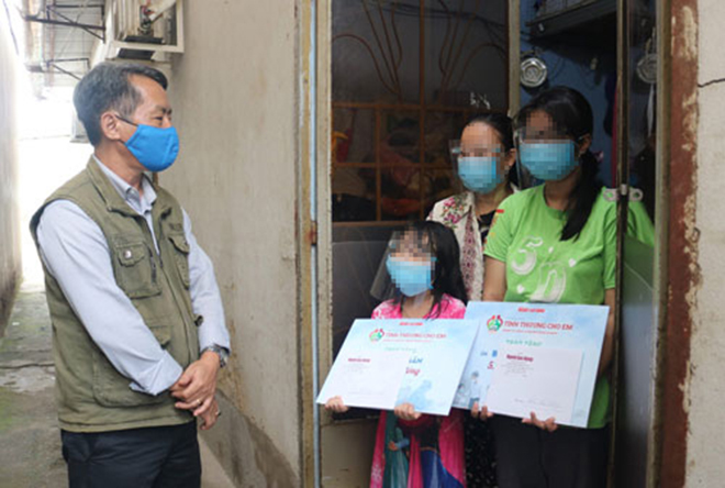 Chương trình “Tình thương cho em” của Báo Người Lao Động thăm và hỗ trợ 2 bé B.Y.N., B.Y.Ng. tại TP HCM