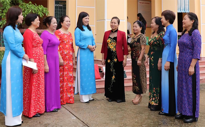 Các thế hệ lãnh đạo Hội LHPN tỉnh trao đổi về kinh nghiệm phát triển phong trào phụ nữ.
