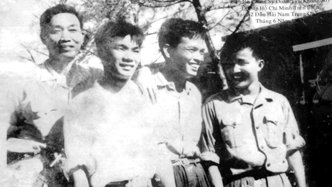 Trung tá Vũ Trung Tính (thứ hai từ trái sang) cùng đồng đội Đoàn tàu Không số năm 1965.