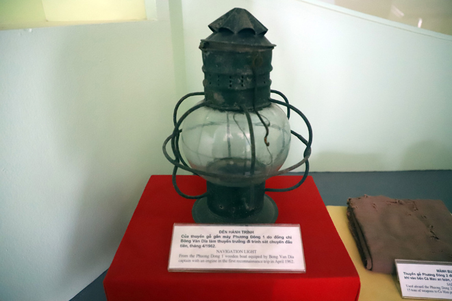 Đèn hành trình của con tàu đi trinh sát mở đường Hồ Chí Minh trên biển trưng bày tại Bảo tàng Hải quân.