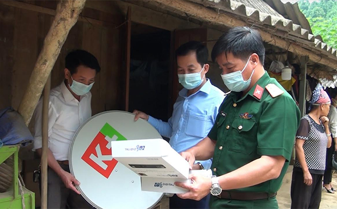 Cán bộ, chiến sĩ Ban Chỉ huy Quân sự huyện Văn Yên tặng thiết bị nghe nhìn cho người dân có hoàn cảnh đặc biệt khó khăn.