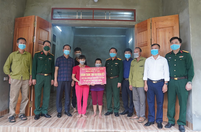 Phó bí thư Thường trực Huyện ủy Trấn Yên Nguyễn Quốc Toản và lãnh đạo Nhà máy Z183 tặng quà hộ nghèo ở xã Hòa Cuông.