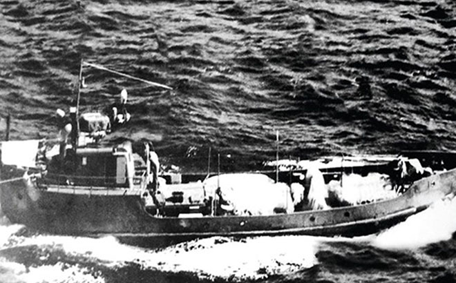 Một trong những chiếc tàu không số chuyển vũ khí đạn dược vào Miền Nam trên đường Hồ Chí Minh trên biển. Ảnh tư liệu