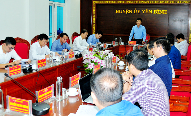 Đồng chí Ngô Hạnh Phúc - Phó Chủ tịch UBND tỉnh, Tổ trưởng tổ công tác số 2 của tỉnh phát biểu tại buổi làm việc với huyện Yên Bình. 
