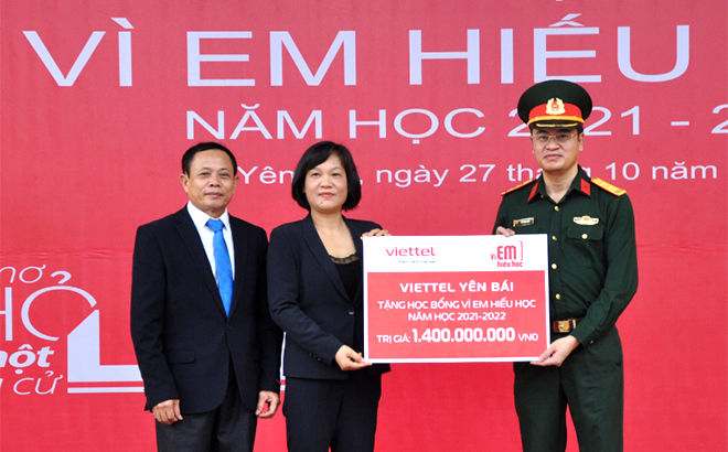 Đại diện Viettel Yên Bái trao tặng tiền Quỹ học bổng 