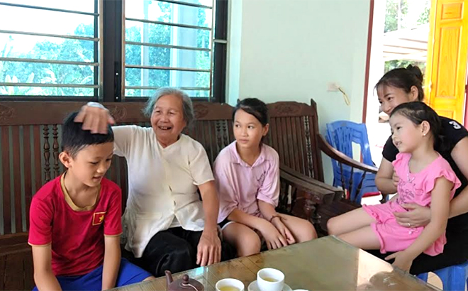 A family of four generations living in harmony in Xuan Ai commune, Van Yen district.