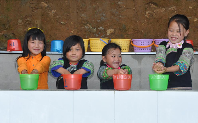 Trẻ em vùng cao sử dụng nước hợp vệ sinh.
