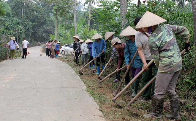 Nông dân huyện Yên Bình làm vệ sinh môi trường nông thôn.