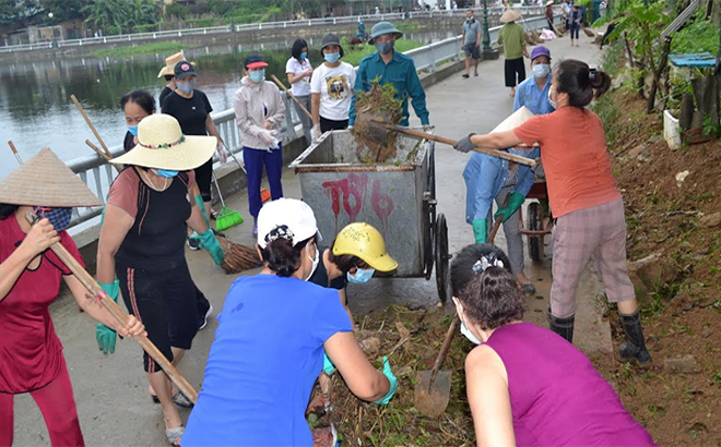 Residents in Nguyen Thai Hoc ward clean up the road in Hoa Binh lake sub-park.
