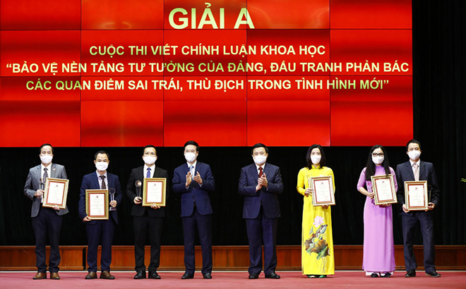 Ông Võ Văn Thưởng - Thường trực Ban Bí thư và ông Nguyễn Xuân Thắng - Giám đốc Học viện Chính trị Quốc gia Hồ Chí Minh trao giải A cho các tác giả đoạt giải.