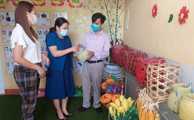 Ban Giám hiệu Trường Mầm non Sơn Lương giới thiệu đồ dùng, đồ chơi do giáo viên nhà trường tự làm phục vụ công tác dạy học.