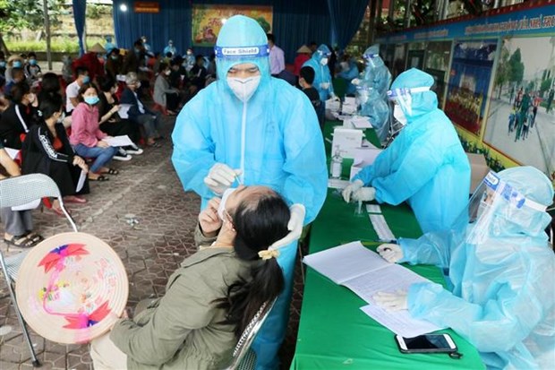 Nhân viên y tế lấy mẫu xét nghiệm sàng lọc cho người dân phường Gia Cẩm, thành phố Việt Trì.
