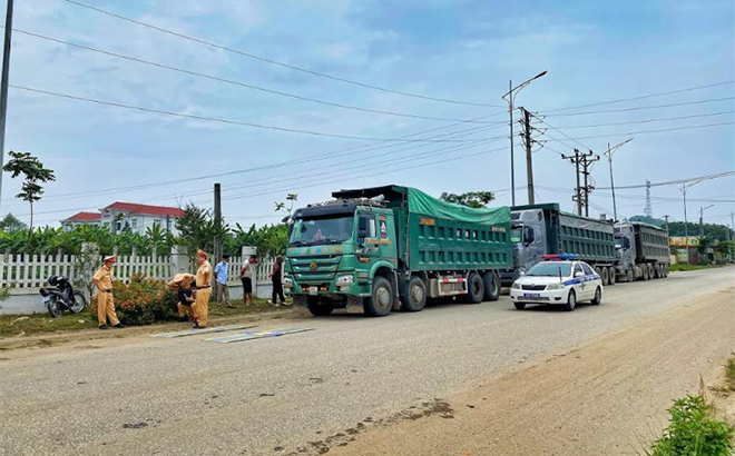 Cảnh sát giao thông Công an huyện Văn Yên kiên quyết xử lý xe chở quá tải trọng.
