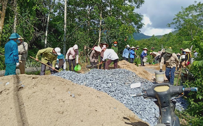 Người dân Bản Hẻo tham gia bê tông hóa đường nông thôn.