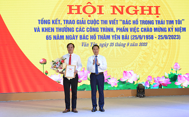 Ban Tổ chức Cuộc thi viết “Bác Hồ trong trái tim tôi” trao giải Nhất cho đồng chí Đỗ Cao Quyền - Bí thư Đảng bộ xã Mỏ Vàng, huyện Văn Yên.