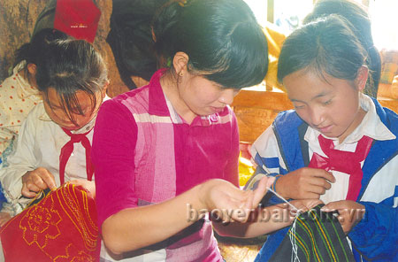 Cô giáo Hà Ngọc Yến ở Trường Phổ thông Dân tộc bán trú Tiểu học và THCS Làng Nhì sau giờ lên lớp thường gần gũi cùng học trò thêu thùa, may vá.