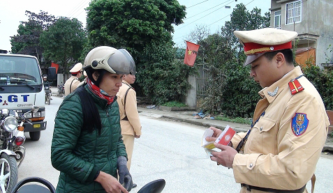 Cảnh sát giao thông huyện Lục Yên kiểm tra hành chính người điều khiển phương tiện giao thông.