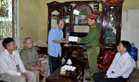 Lãnh đạo Ban ATGT tỉnh trao quà cho gia đình ông Nguyễn Xuân Hiền, tổ 37, phường Nguyễn Thái Học, thành phố Yên Bái.