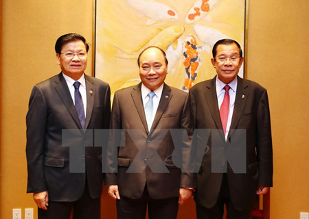 Thủ tướng Chính phủ Nguyễn Xuân Phúc gặp Thủ tướng Chính phủ Hoàng gia Campuchia Samdech Techo Hun Sen (bên phải) và Thủ tướng Lào Thongloun Sisoulith (bên trái).