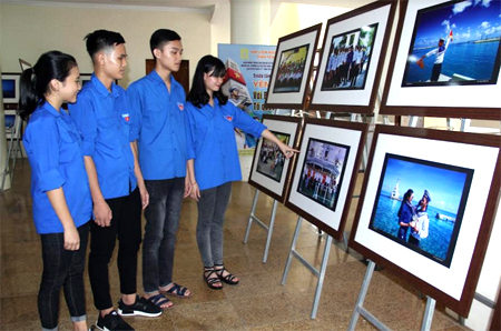 Các đoàn viên thanh niên tham quan Triển lãm bản đồ và trưng bày tư liệu “Hoàng Sa - Trường Sa của Việt Nam - Những bằng chứng lịch sử và pháp lý” tại Trung tâm Hội nghị tỉnh.