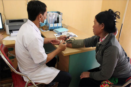 Người dân đến khám bệnh bảo hiểm y tế tại Trung tâm Y tế huyện Văn Yên.