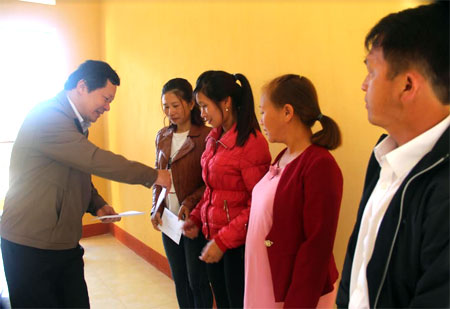 Đồng chí Vương Văn Bằng - Giám đốc Sở Giáo dục và Đào tạo tặng quà giáo viên có hoàn cảnh khó khăn tại xã Lao Chải.