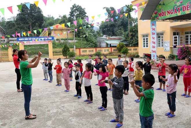 Giờ học chữ cái của cô và trò lớp 5 tuổi A, Trường Mầm non Khánh Thiện.