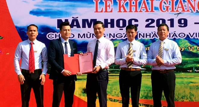 Đồng chí Dương Văn Tiến - Phó Chủ tịch UBND tỉnh trao Quyết định công nhận trường hạng I cho Trường Trung cấp Dân tộc nội trú Nghĩa Lộ