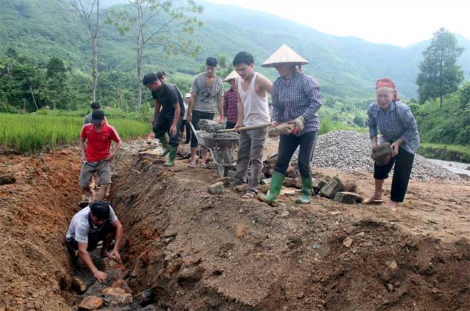 Đồng bào dân tộc thiểu số xã Ngòi A, tham gia xây dựng hạ tầng nông thôn.