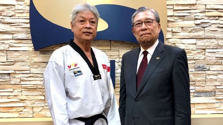 Võ sư Trương Ngọc Để - Chủ tich VTF (trái) và tân Chủ tịch Kukkiwon, ông Choi Young-Ryul tại khóa thi lên đai.