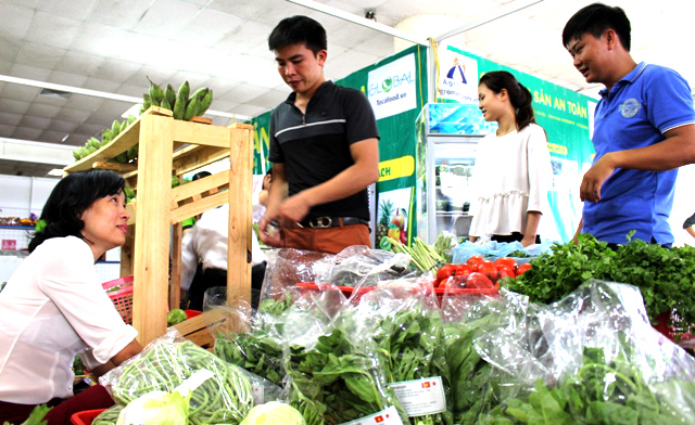 Các phiên chợ nông sản an toàn giới thiệu sản phẩm đến người tiêu dùng.
