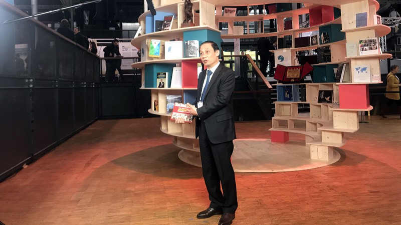 Thứ trưởng Bộ Ngoại giao Lê Hoài Trung giới thiệu cuốn sách Tình cảm của nhân dân thế giới dành cho Chủ tịch Hồ Chí Minh.