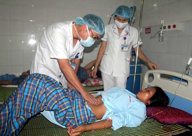 Cán bộ Trung tâm Y tế Văn Yên khám chữa bệnh  cho người dân tham gia bảo hiểm y tế.