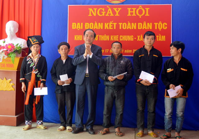 Đồng chí Tạ Văn Long – Phó Chủ tịch Thường trực UBND tỉnh trao quà cho 5 hộ nghèo thôn Khe Chung, xã Xuân Tầm