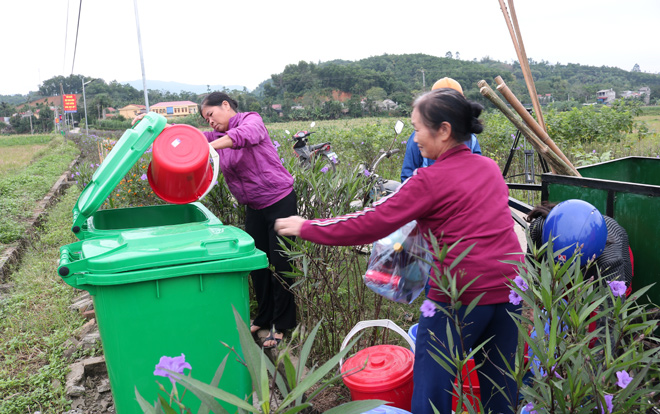 Người dân thu gom, đổ rác đúng nơi quy định.