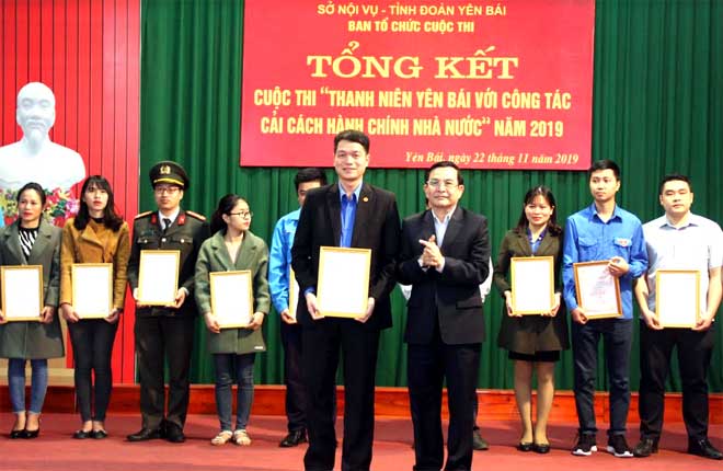 Ban tổ chức trao giải Nhất cho đoàn viên Trương Mạnh Quyết - Sở Khoa học và Công nghệ.