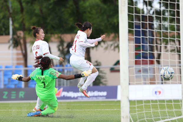 Pha bóng Tuyết Dung ghi bàn mở tỷ số cho đội tuyển nữ Việt Nam.
