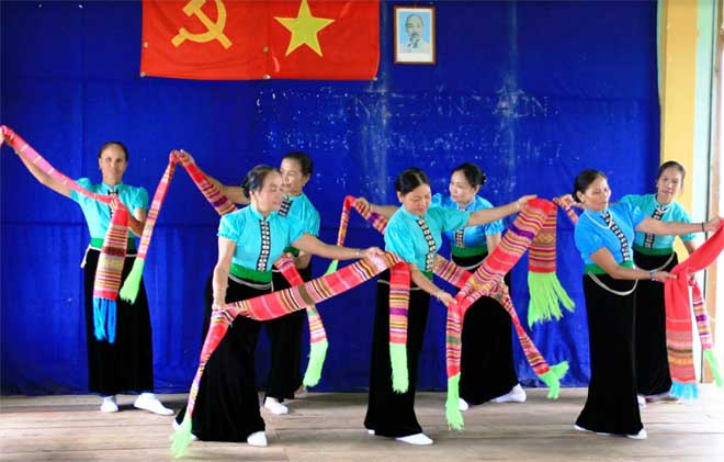 Người dân xã Thanh Lương, huyện Văn Chấn bảo tồn các điệu múa Thái.
