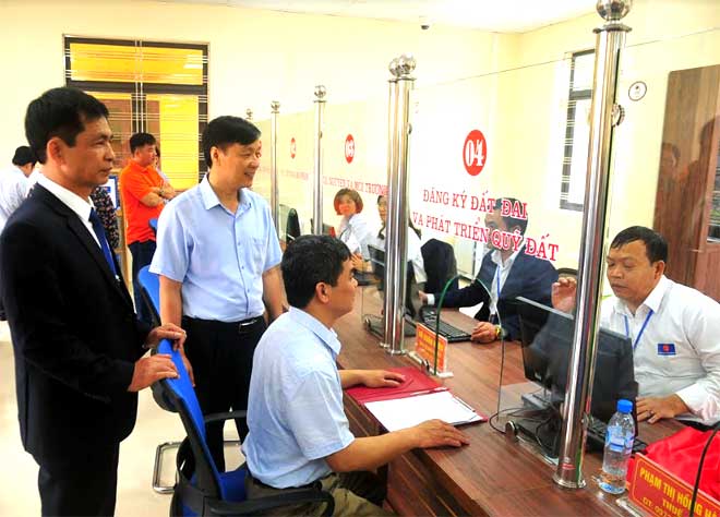 Lãnh đạo huyện Lục Yên nắm bắt việc giải quyết thủ tục về đất đai của người dân và doanh nghiệp tại Bộ phận Phục vụ hành chính công huyện Lục Yên.