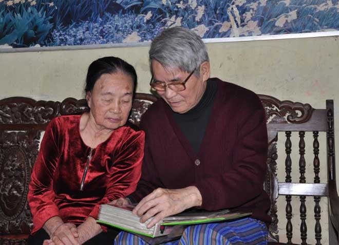 Vợ chồng nhà giáo Nguyễn Lê Thắng - Lê Minh Phụng ôn lại kỷ niệm.