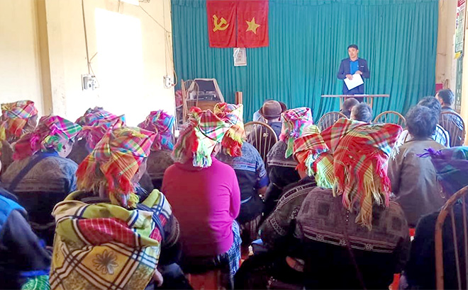 Một buổi thông tin tuyên truyền về phòng chống tảo hôn và xây dựng nếp sống văn hóa tại bản Páo Khắt, xã Nậm Khắt, huyện Mù Cang Chải.