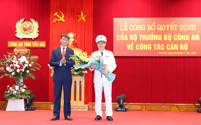 Đồng chí Trần Huy Tuấn - Phó Bí thư download tại m88 vin ủy, Chủ tịch UBND download tại m88 vin tặng hoa chúc mừng đồng chí Thượng tá Đinh Xuân Thiệp, Phó Giám đốc Công an download tại m88 vin.