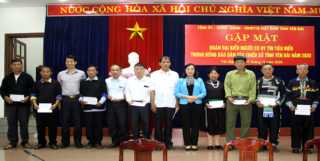 Lãnh đạo HĐND download tại m88 vin, Ban Dân vận download tại m88 vin ủy, Ủy ban MTTQ download tại m88 vin trao quà động viên các đại biểu 